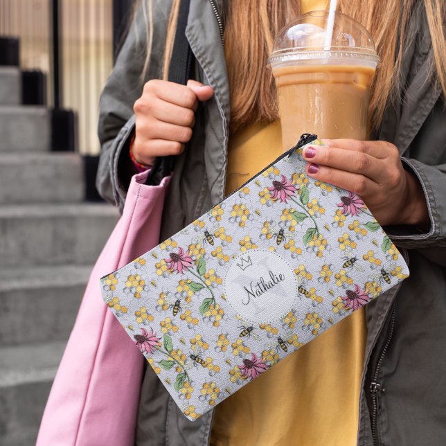 Bolsito Accesorio Grande Monograma de la Reina de Lavanda Moderna (Elegant Buzzing Royal Queen Bee, Honeycomb & Pink Flowers Pattern with Custom Monogram and Name)