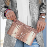 Bolsito Accesorio Grande Monograma Rosa Oro Purpurina Aspecto Gotas Girly<br><div class="desc">Este diseño puede ser personalizado en el área proporcionada cambiando la foto y/o el texto. O puede personalizarse haciendo clic en Personalizar esta plantilla y, a continuación, eligiendo la opción de hacer clic en el personalizar y eliminando o cambiando el color del fondo, agregando texto, cambiando el color o estilo...</div>