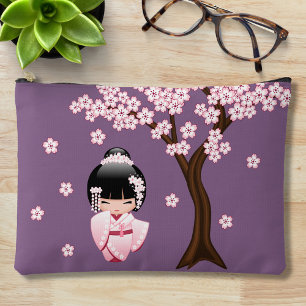 Bolsito Accesorio Grande Muñeca Kokeshi de Kimono Rosa sobre Fondo Púrpura