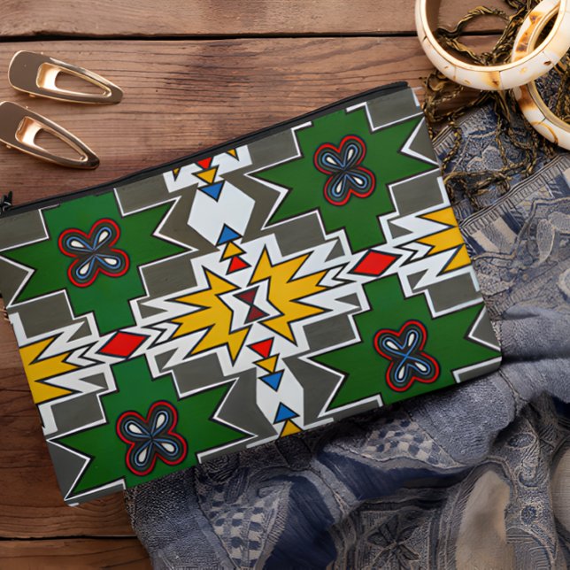Bolsito Accesorio Grande Ndebele atuendo tradicional Moda de arte tribal af (Ndebele Traditional Attire African Tribal Art Chic Accessory Pouch On Wooden Table)