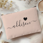 Bolsito Accesorio Grande Niña de honor de estilo moderno Peach Beige Heart<br><div class="desc">Esta elegante bolsa de accesorios cuenta con un elegante fondo color melocotón beige adornado con un estilo de letra de escritura moderno con un nombre personalizado y un encantador diseño cardíaco. El color suave, femenino y la sofisticada tipografía lo convierten en un accesorio perfecto para las damas de honor o...</div>