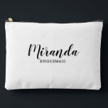 Bolsito Accesorio Grande Nombre de la dama de honor personalizada de escrit<br><div class="desc">Regalo de la dama de honor personalizada de escritura moderna con el nombre personalizado de la dama de honor en un estilo de letra de escritura moderno negro con título y fecha boda en el estilo de letra sans serif moderno con fondo blanco. También es perfecto para la criada de...</div>
