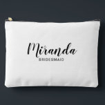 Bolsito Accesorio Grande Nombre de la dama de honor personalizada de escrit<br><div class="desc">Regalo de la dama de honor personalizada de escritura moderna con el nombre personalizado de la dama de honor en un estilo de letra de escritura moderno negro con título y fecha boda en el estilo de letra sans serif moderno con fondo blanco. También es perfecto para la criada de...</div>