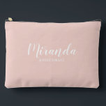 Bolsito Accesorio Grande Nombre de la dama de honor personalizada de escrit<br><div class="desc">Regalo de la dama de honor personalizada de escritura moderna con el nombre personalizado de la dama de honor en el estilo de letra de escritura moderna en blanco con título y fecha boda en el estilo de letra sans serif moderno con fondo rosa de color negro. También es perfecto...</div>
