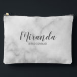 Bolsito Accesorio Grande Nombre de la dama de honor personalizada de escrit<br><div class="desc">Regalo de la dama de honor personalizada con escritura moderna con el nombre personalizado de la dama de honor en el estilo de letra de escritura moderna y gris con título y fecha boda en el estilo de letra sans serif moderno con fondo de mármol blanco. También es perfecto para...</div>
