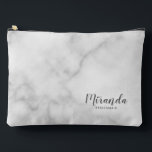 Bolsito Accesorio Grande Nombre de la dama de honor personalizada de escrit<br><div class="desc">Regalo de la dama de honor personalizada con escritura moderna con el nombre personalizado de la dama de honor en el estilo de letra de escritura moderna y gris con título y fecha boda en el estilo de letra sans serif moderno con fondo de mármol blanco. También es perfecto para...</div>