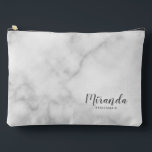 Bolsito Accesorio Grande Nombre de la dama de honor personalizada de escrit<br><div class="desc">Regalo de la dama de honor personalizada con escritura moderna con el nombre personalizado de la dama de honor en el estilo de letra de escritura moderna y gris con título y fecha boda en el estilo de letra sans serif moderno con fondo de mármol blanco. También es perfecto para...</div>