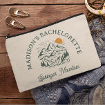 Bolsito Accesorio Grande Nombre personalizado de Camp Bachelorette Retro Mo<br><div class="desc">Golpee el último camino antes del velo y celebre su fin de semana de fiesta de soltera con esta divertida bolsa de cosméticos de maquillaje de soltera del campamento,  personalizada con el texto y el nombre de su elección en la parte trasera.</div>