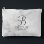 Bolsito Accesorio Grande Nombre y monograma de la dama de honor personaliza<br><div class="desc">Elegante regalo de dama de honor en blanco y negro personalizado con monograma personalizado en estilo de letra de guión elegante en gris con el nombre de la dama de honor y el título en estilo clásico de tipo de letra serif sobre fondo de mármol blanco. También es perfecto para...</div>