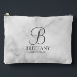 Bolsito Accesorio Grande Nombre y monograma de la dama de honor personaliza<br><div class="desc">Elegante regalo de dama de honor en blanco y negro personalizado con monograma personalizado en estilo de letra de guión elegante en gris con el nombre de la dama de honor y el título en estilo clásico de tipo de letra serif sobre fondo de mármol blanco. También es perfecto para...</div>