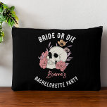 Bolsito Accesorio Grande Novia o muere en una fiesta de soltería de cráneo<br><div class="desc">Fiesta de soltera de novia o de morada bolsa accesoria personalizada ,  tazas negras con esqueleto gótico despensa la despedida de soltera favorece a las damas de novia regalos de fiesta de novias favores</div>