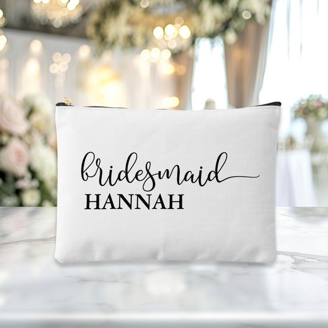 Bolsito Accesorio Grande Noviaria - ¡Novia! Nombre de regalo ("This Bridesmaid / Team Bride accessory and makeup bag showcases a sleek black script font with eleg)