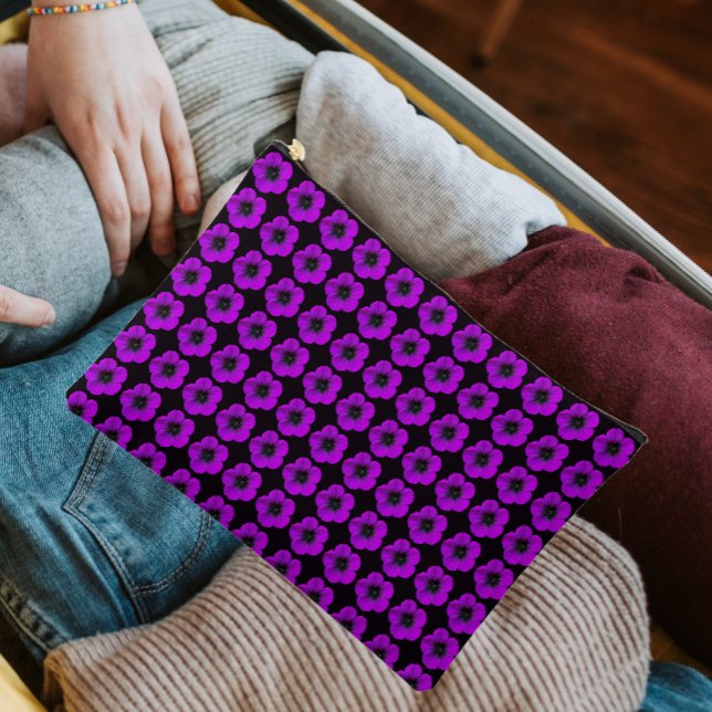Bolsito Accesorio Grande Patrón floral morado de geranio en negro (In Situ)