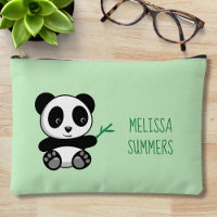 Pequeño panda lindo con palo de bambú en verde