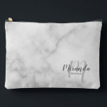 Bolsito Accesorio Grande Script Personalizado Bridesmaid Monograma Nombre<br><div class="desc">Añada un toque personal a su boda con un regalo personalizado para la dama de honor. Este diseño presenta el nombre personalizado de la dama de honor en el estilo de fuente de escritura moderno gris y monograma en el estilo de fuente de escritura moderno gris claro como fondo con...</div>