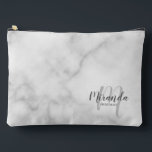 Bolsito Accesorio Grande Script Personalizado Bridesmaid Monograma Nombre<br><div class="desc">Añada un toque personal a su boda con un regalo personalizado para la dama de honor. Este diseño presenta el nombre personalizado de la dama de honor en el estilo de fuente de escritura moderno gris y monograma en el estilo de fuente de escritura moderno gris claro como fondo con...</div>