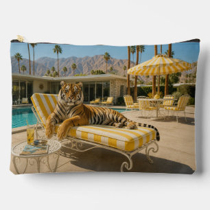 Bolsito Accesorio Grande Tigre junto a la piscina de Palm Springs