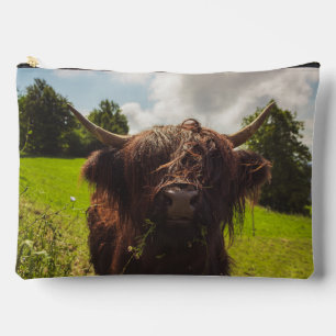 Bolsito Accesorio Grande Vaca negra de tierras altas pastoreando verde luz