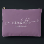 Bolsito Accesorio Grande Wisteria mínima Púrpura Bridesmaid Personalizada<br><div class="desc">Presentamos nuestra Moda Minimalista Wisteria Purple Personalized Bridesmaid Accesory Pouch, un regalo elegante y versátil diseñado para celebrar a sus damas de novia con elegancia. Esta bolsa accesoria es el epítome de la moda moderna, perfecta para cualquier ocasión desde propuestas de dama de honor hasta duchas de novias. Diseñado con...</div>