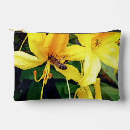 Bolsito Accesorio Pequeño Araña y avispa sobre una flor amarilla
