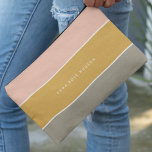 Bolsito Accesorio Pequeño Bloque de color Banda gris rosa de oro Monograma<br><div class="desc">Un diseño elegante de bloques de color con 3 rayas horizontales en rosa rosa oscuro,  oro mostaza y gris en un diseño minimalista moderno. El texto se puede personalizar fácilmente con su nombre para el regalo perfectamente personalizado o el accesorio de la oficina del hogar!</div>