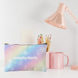 Bolsito Accesorio Pequeño Bonito Pastel de la parrilla arcoiris personalizad<br><div class="desc">Personalizar esta bolsa cosmética color arcoiris pastel que muestra el nombre de tu mejor amigo en una linda escritura blanca. Este regalo mágico de bolsitas accesorias tiene un patrón rosado y morado de bonito.</div>