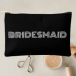 Bolsito Accesorio Pequeño Bridesmaid de tipografía moderna y negra<br><div class="desc">Sólido negro, pequeño estilo, bolso cosmético con cremallera para tu boda dama de honor que presenta la palabra, BRIDESMAID en una tipografía grande y moderna a un lado de la bolsa. Perfecto como bolsa accesoria de viaje para guardar maquillaje, perfume y joyería. Puede personalizar agregando el nombre de la dama...</div>