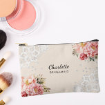 Bolsito Accesorio Pequeño Bridesmaid flor rosa encaje durazno beige<br><div class="desc">Un fondo de color melocotón y beige. Decorado con rosas rosas rosas rosas,  flores y encaje blanco. Personalice y agregue el nombre de su dama de honor.</div>