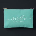 Bolsito Accesorio Pequeño Bridesmaid Gift Blue Aqua<br><div class="desc">Esta bolsa de accesorios de kit de dopp de Bridesmaid cuenta con una tipografía manuscrita de escritura blanca con toques en un fondo de medianoche o agua. Presenta a las damas de honor un neceser para su maquillaje y objetos pequeños presentados tradicionalmente en la cena de ensayo, para su uso...</div>