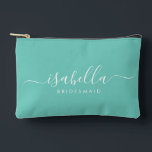 Bolsito Accesorio Pequeño Bridesmaid Gift Blue Aqua<br><div class="desc">Esta bolsa de accesorios de kit de dopp de Bridesmaid cuenta con una tipografía manuscrita de escritura blanca con toques en un fondo de medianoche o agua. Presenta a las damas de honor un neceser para su maquillaje y objetos pequeños presentados tradicionalmente en la cena de ensayo, para su uso...</div>