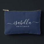 Bolsito Accesorio Pequeño Bridesmaid Gift Midnight Blue<br><div class="desc">Esta bolsa de accesorios de la dama de honor presenta una tipografía manuscrita de escritura blanca con toques en un fondo azul marino o medianoche. Presenta a las damas de honor un neceser para su maquillaje y objetos pequeños presentados tradicionalmente en la cena de ensayo, para su uso temprano por...</div>