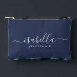 Bolsito Accesorio Pequeño Bridesmaid Gift Midnight Blue<br><div class="desc">Esta bolsa de accesorios de la dama de honor presenta una tipografía manuscrita de escritura blanca con toques en un fondo azul marino o medianoche. Presenta a las damas de honor un neceser para su maquillaje y objetos pequeños presentados tradicionalmente en la cena de ensayo, para su uso temprano por...</div>