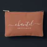 Bolsito Accesorio Pequeño Bridesmaid guión moderno Cosmética Terracotta<br><div class="desc">Esta bolsa de accesorios de la dama de honor presenta una tipografía manuscrita de escritura blanca con toques en un fondo de terracota. Presenta a las damas de honor un neceser para su maquillaje y objetos pequeños presentados tradicionalmente en la cena de ensayo, para su uso temprano por la mañana...</div>