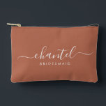 Bolsito Accesorio Pequeño Bridesmaid guión moderno Cosmética Terracotta<br><div class="desc">Esta bolsa de accesorios de la dama de honor presenta una tipografía manuscrita de escritura blanca con toques en un fondo de terracota. Presenta a las damas de honor un neceser para su maquillaje y objetos pequeños presentados tradicionalmente en la cena de ensayo, para su uso temprano por la mañana...</div>