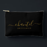 Bolsito Accesorio Pequeño Bridesmaid Modern Gold Script Black<br><div class="desc">Esta bolsa de accesorios de la dama de honor presenta una tipografía de escritura dorada escrita a mano con toques en un fondo negro. Presenta a las damas de honor un neceser para su maquillaje y objetos pequeños presentados tradicionalmente en la cena de ensayo, para su uso temprano por la...</div>