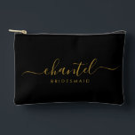 Bolsito Accesorio Pequeño Bridesmaid Modern Gold Script Black<br><div class="desc">Esta bolsa de accesorios de la dama de honor presenta una tipografía de escritura dorada escrita a mano con toques en un fondo negro. Presenta a las damas de honor un neceser para su maquillaje y objetos pequeños presentados tradicionalmente en la cena de ensayo, para su uso temprano por la...</div>