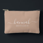 Bolsito Accesorio Pequeño Bridesmaid Modern Minimal Script Cosmético<br><div class="desc">Esta bolsa de accesorios de la dama de honor presenta una tipografía manuscrita de escritura blanca con toques en un fondo de bronceado. Presenta a las damas de honor un neceser para su maquillaje y objetos pequeños presentados tradicionalmente en la cena de ensayo, para su uso temprano por la mañana...</div>