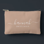 Bolsito Accesorio Pequeño Bridesmaid Modern Minimal Script Cosmético<br><div class="desc">Esta bolsa de accesorios de la dama de honor presenta una tipografía manuscrita de escritura blanca con toques en un fondo de bronceado. Presenta a las damas de honor un neceser para su maquillaje y objetos pequeños presentados tradicionalmente en la cena de ensayo, para su uso temprano por la mañana...</div>