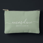 Bolsito Accesorio Pequeño Bridesmaid Modern Minimal Script Sage<br><div class="desc">Esta bolsa de accesorios de la dama de honor presenta una tipografía manuscrita de escritura blanca con toques en un fondo verde sabio. Presenta a las damas de honor un neceser para su maquillaje y objetos pequeños presentados tradicionalmente en la cena de ensayo, para su uso temprano por la mañana...</div>