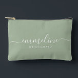 Bolsito Accesorio Pequeño Bridesmaid Modern Minimal Script Sage<br><div class="desc">Esta bolsa de accesorios de la dama de honor presenta una tipografía manuscrita de escritura blanca con toques en un fondo verde sabio. Presenta a las damas de honor un neceser para su maquillaje y objetos pequeños presentados tradicionalmente en la cena de ensayo, para su uso temprano por la mañana...</div>