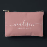 Bolsito Accesorio Pequeño Bridesmaid Moderno Guión Mínimo Polvoriento Rosa<br><div class="desc">Esta bolsa de accesorios de la dama de honor presenta una tipografía manuscrita de escritura blanca con toques en un polvoriento fondo rosado. Presenta a las damas de honor un neceser para su maquillaje y objetos pequeños presentados tradicionalmente en la cena de ensayo, para su uso temprano por la mañana...</div>
