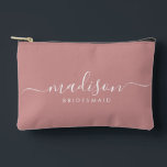 Bolsito Accesorio Pequeño Bridesmaid Moderno Guión Mínimo Polvoriento Rosa<br><div class="desc">Esta bolsa de accesorios de la dama de honor presenta una tipografía manuscrita de escritura blanca con toques en un polvoriento fondo rosado. Presenta a las damas de honor un neceser para su maquillaje y objetos pequeños presentados tradicionalmente en la cena de ensayo, para su uso temprano por la mañana...</div>