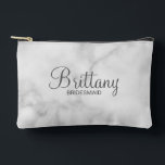 Bolsito Accesorio Pequeño Bridesmaid personalizada de escritura moderna<br><div class="desc">Regalos personalizados de dama de honor con el nombre personalizado de la dama de honor en un estilo de letra de escritura moderno y gris con título y fecha boda en modernos sans serif estilo de fuente sobre fondo de mármol blanco. También perfecto para la criada de honor, madre de...</div>