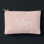 Bolsito Accesorio Pequeño Bridesmaid personalizada de escritura moderna<br><div class="desc">Regalos personalizados de dama de honor que incluyen el nombre personalizado de la dama de honor en un estilo de letra de escritura moderno y blanco con título y fecha boda en un estilo de letra sans serif moderno con un fondo rosado. También perfecto para la criada de honor, madre...</div>