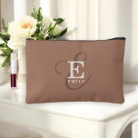 Bolsito Accesorio Pequeño Caligrafía elegante Monograma Nombre Mocha Brown<br><div class="desc">Un diseño de monograma único y elegante con su nombre y monograma acentúa esta bolsa de accesorios personalizado con serios clásicos y un guión caligráfico más ornamentado en un diseño encantador. Los tres elementos se mezclan maravillosamente para crear su propio logotipo de marca personal. Se muestra aquí con un popular...</div>