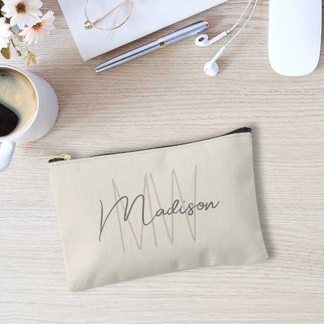 Bolsito Accesorio Pequeño Crema de script de nombre de monograma moderno (Modern Monogram Name Script Cream Accessory Pouch)