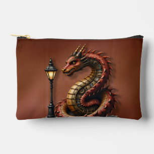 Bolsito Accesorio Pequeño Dragón Steampunk al lado de una lámpara de calle v