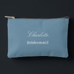 Bolsito Accesorio Pequeño Elegante Bridesmaid Dusty Blue Accesory Pouch<br><div class="desc">Elegante bolsa accesoria Dusty Blue, por favor, personalice el nombre de la dama de honor, utilizando la plantilla de personalización en línea antes de realizar el pedido. La plantilla de personalización también se puede utilizar fácilmente para personalizar el diseño de otros roles de invitados bodas, como la doncella de honor,...</div>