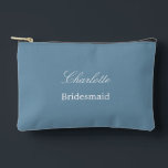 Bolsito Accesorio Pequeño Elegante Bridesmaid Dusty Blue Accesory Pouch<br><div class="desc">Elegante bolsa accesoria Dusty Blue, por favor, personalice el nombre de la dama de honor, utilizando la plantilla de personalización en línea antes de realizar el pedido. La plantilla de personalización también se puede utilizar fácilmente para personalizar el diseño de otros roles de invitados bodas, como la doncella de honor,...</div>