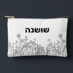 Bolsito Accesorio Pequeño Elegante Hebreo Nombre Floral Esbozo Cosmético Bol<br><div class="desc">Nuestro elegante guión floral Hebreo Nombre Cosmético / Accesorio bolsa en blanco y negro tiene un aspecto caprichoso, dibujado a mano. ¡Bien hecho y bonito! El nombre en hebreo se puede cambiar con el teclado ajustado a los caracteres en hebreo de entrada. Este diseño permite incluir una línea de texto...</div>
